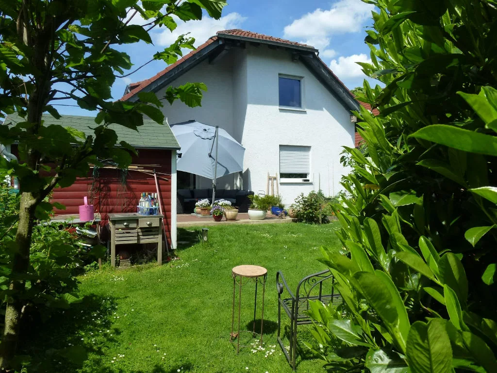 Rückansicht Haus + Garten